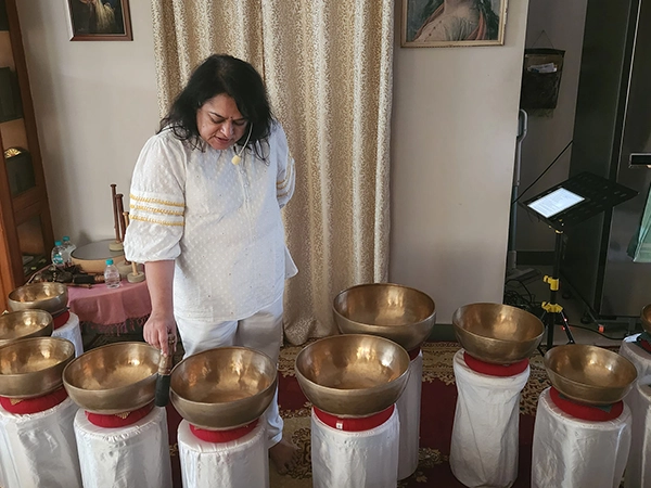 Facilitators lead an all day long gong bath session for deep relaxation & improve emotional clarity