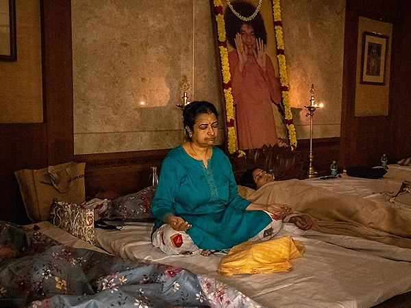 A focused breathing exercise guiding participants into mindfulness and grounding awareness