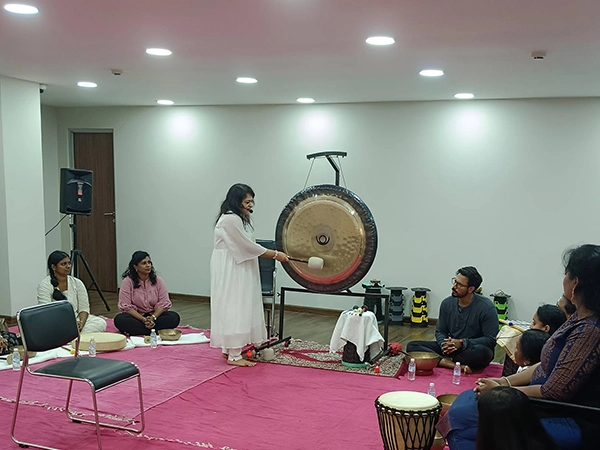 Therapists deliver gong sessions in corporate settings to reduce stress and improve team wellness