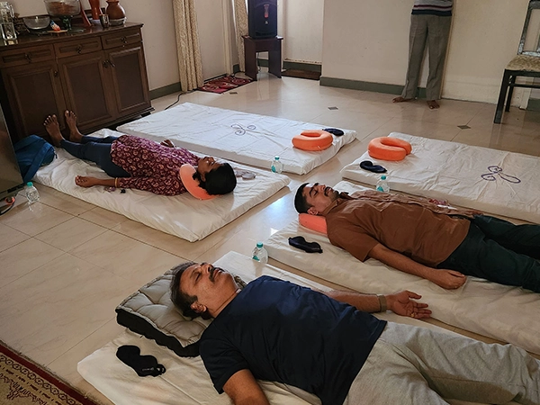 Therapists use the gong vibrations to help participants relieve stress and achieve mental wellness