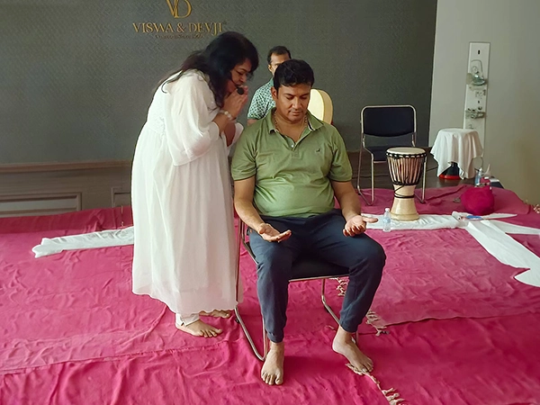 Facilitators lead a mindful sound bath that eases mental tension and fosters deep focus and clarity