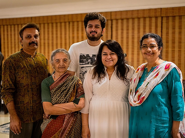 Shared gong vibrations creating harmony and unity among participants in a group session