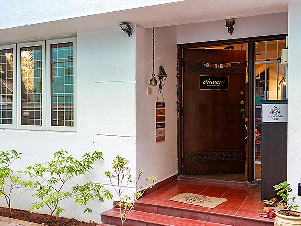 Outer look meditation helps focus awareness and gain clarity through mindful observation.