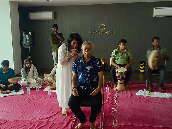 Gentle healing experiences in Chennai helping participants reach deep calm & relaxation.